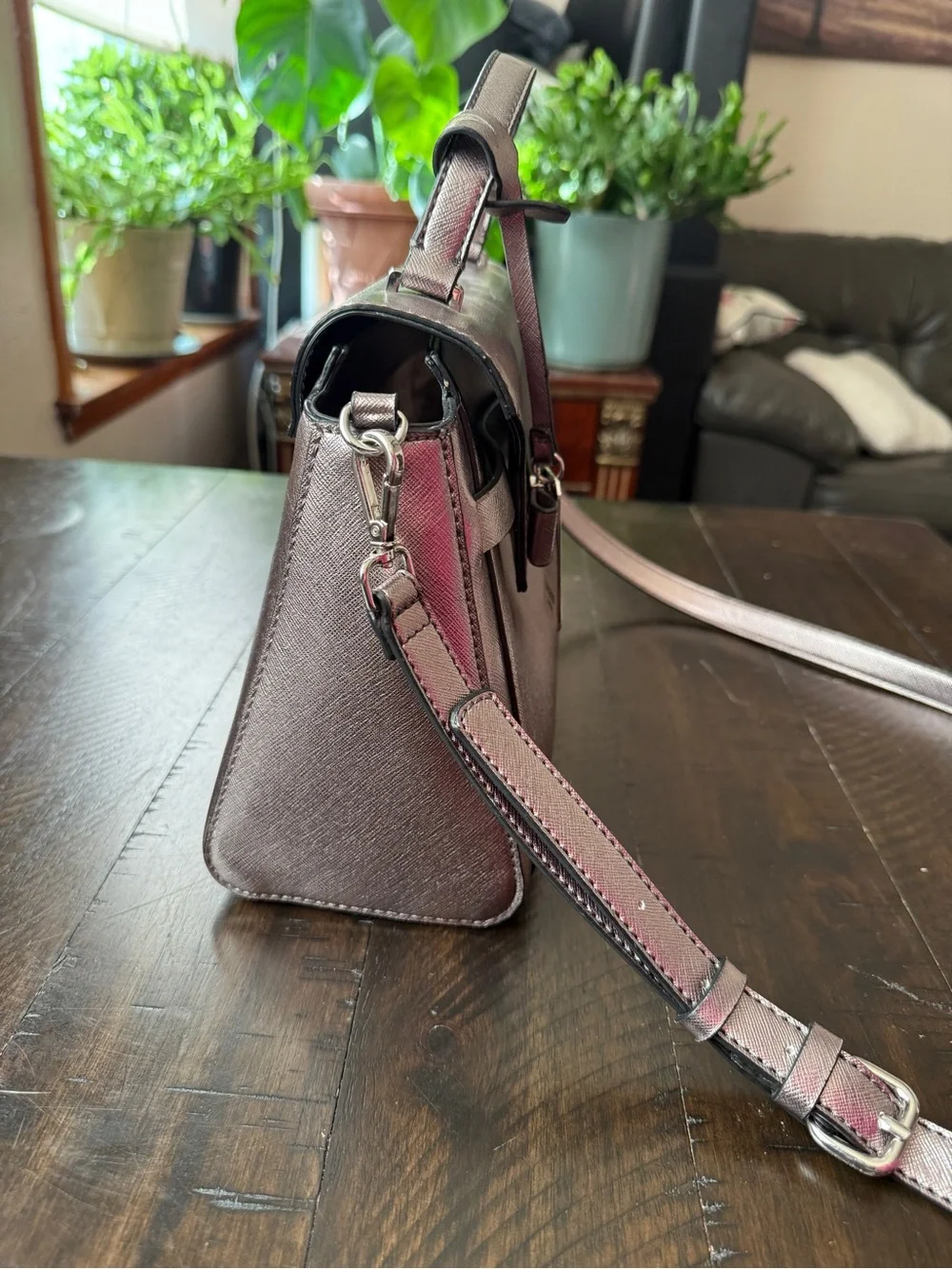 Chic GUESS Metallic Pewter Top-Handle Satchel Easy open/close. 4 pockets inside